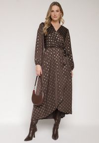 Born2be - Brązowa Kopertowa Sukienka z Wiązaniem w Pasie i Metalicznym Nadrukiem Reisana. Okazja: na co dzień. Typ kołnierza: dekolt w serek. Kolor: brązowy. Wzór: nadruk. Typ sukienki: kopertowe. Styl: casual, elegancki, klasyczny #7