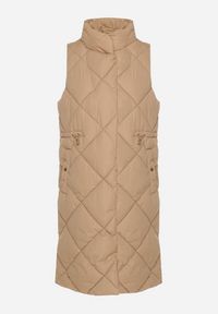 Born2be - Ciemnobeżowa Pikowana Kamizelka o Długim Kroju ze Stójką i Kieszeniami Avatheia. Okazja: na co dzień. Typ kołnierza: kołnierzyk stójkowy. Kolor: beżowy. Materiał: jeans. Długość: długie. Wzór: aplikacja. Styl: klasyczny, casual, elegancki #2