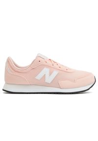 Buty dziecięce New Balance GC323PK – różowe. Okazja: na uczelnię, na co dzień. Kolor: różowy. Materiał: syntetyk, materiał. Szerokość cholewki: normalna