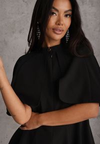 Renee - Czarna Taliowana Sukienka w Eleganckim Stylu z Narzutką Typu Pelerynka Agatea. Kolor: czarny. Styl: elegancki #4