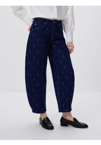 Reserved - Jeansy barrel leg z haftem - granatowy. Kolor: niebieski. Wzór: haft #1