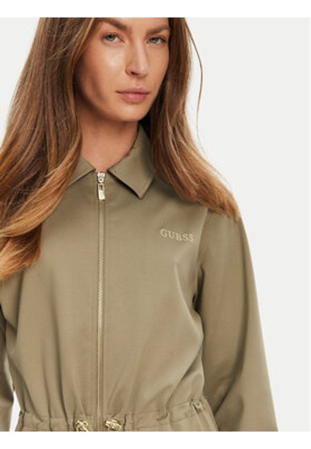 Guess Sukienka codzienna V5YK04 KCX42 Zielony Regular Fit. Okazja: na co dzień. Kolor: zielony. Materiał: syntetyk. Typ sukienki: proste. Styl: casual