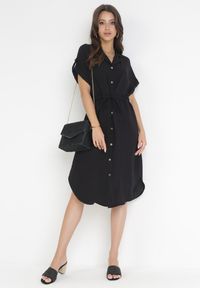 Born2be - Czarna Koszulowa Sukienka Midi z Wiskozy na Guziki z Troczkiem i Wycięciami Alicana. Typ kołnierza: kołnierzyk klasyczny. Kolor: czarny. Materiał: wiskoza. Typ sukienki: koszulowe. Styl: klasyczny. Długość: midi #4