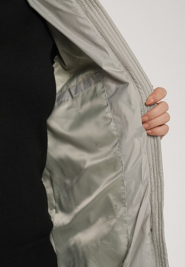 Born2be - Jasnozielona Długa Pikowana Kurtka z Nieodpinanym Kapturem Mevessia. Okazja: na co dzień. Kolor: zielony. Materiał: jeans. Długość: długie. Styl: elegancki, klasyczny, casual