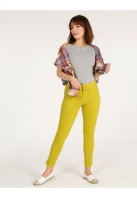 Unisono - SPODNIE JEANSOWE Z GUMĄ W PASIE. Okazja: na co dzień. Materiał: jeans, guma. Styl: casual