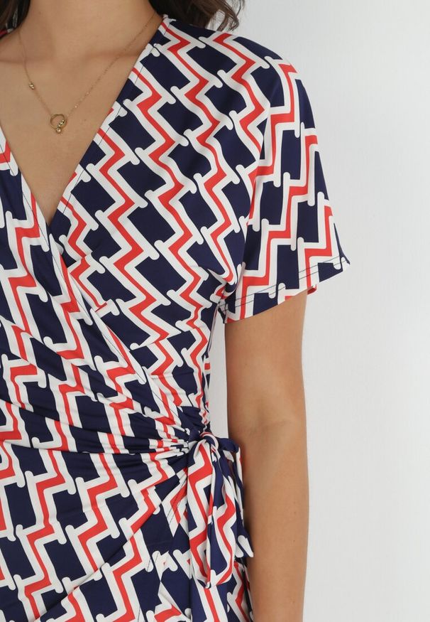 Born2be - Granatowo-Czerwona Dopasowana Sukienka Kopertowa z Wiązaniem w Pasie Leanthea. Kolor: niebieski. Wzór: geometria. Typ sukienki: kopertowe