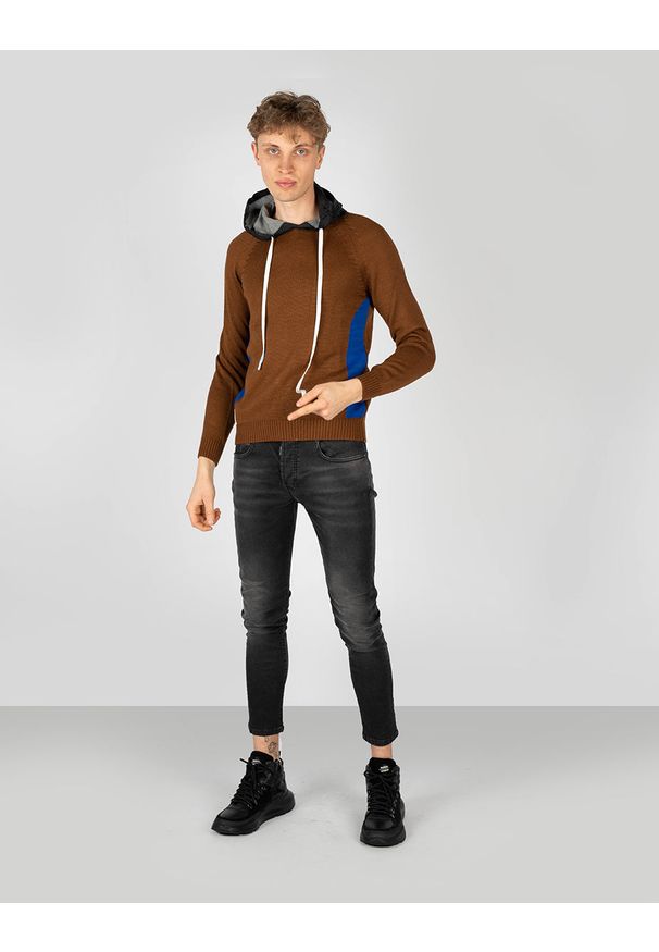 Takeshy Kurosawa Sweter "With Hood" | 83149 | Maglia | Mężczyzna | Brązowy. Okazja: na co dzień. Kolor: brązowy. Materiał: wełna, akryl. Wzór: aplikacja. Styl: casual