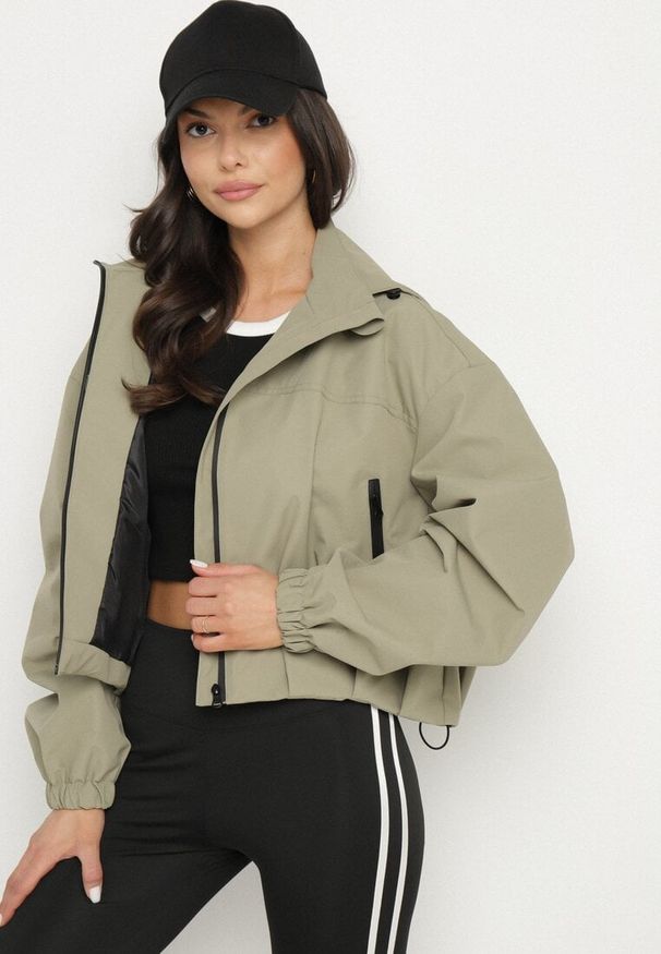 Born2be - Zielona Kurtka Wiatrówka o Kroju Oversize Natilessa. Okazja: na co dzień, na spacer. Kolor: zielony. Materiał: jeans. Długość rękawa: długi rękaw. Długość: długie. Sezon: wiosna. Styl: casual