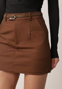 Born2be - Brązowa Ołówkowa Spódnica z Bawełną z Paskiem i Podszewką Typu Szorty Vikisola. Okazja: na co dzień, na spotkanie biznesowe, na randkę, do pracy. Kolor: brązowy. Materiał: bawełna. Styl: casual, biznesowy, elegancki #4