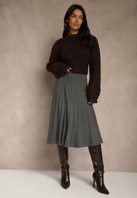 Renee - Ciemnoszara Dzianinowa Spódnica Plisowana o Rozkloszowanym Kroju Tuswia. Okazja: na co dzień. Stan: podwyższony. Kolor: szary. Materiał: dzianina. Wzór: aplikacja. Styl: klasyczny, casual #3