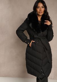 Renee - Czarna Pikowana Kurtka o Eleganckim Kroju z Futerkiem i Wiązanym Paskiem Galinessa. Kolor: czarny. Materiał: futro. Sezon: zima. Styl: elegancki #2