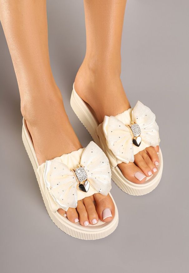 Renee - Beżowe Klapki na Niskiej Platformie Zdobione Aplikacją z Kokardą Kinoriela. Okazja: na spacer, na imprezę. Kolor: beżowy. Wzór: aplikacja. Obcas: na platformie. Styl: elegancki