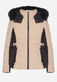 Born2be - Ciemnobeżowa Pikowana Kurtka o Taliowanym Kroju z Kapturem i Futerkiem Saginia. Okazja: na co dzień. Typ kołnierza: kaptur. Kolor: beżowy. Materiał: futro. Długość rękawa: długi rękaw. Długość: długie. Styl: casual, elegancki #7