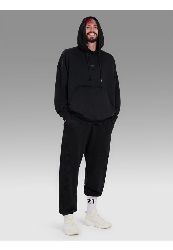 4f - 4F Spodnie dresowe joggery męskie 4F x Tomasz Fornal - szare XL. Kolor: szary. Materiał: dresówka. Wzór: aplikacja. Sport: fitness