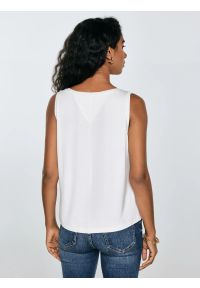 Big-Star - Koszulka damska na ramiączkach z wiskozy biała Pistima 100. Okazja: na co dzień. Typ kołnierza: dekolt w serek. Kolor: biały. Materiał: wiskoza. Długość rękawa: na ramiączkach. Wzór: aplikacja. Sezon: lato. Styl: casual, klasyczny, elegancki #5