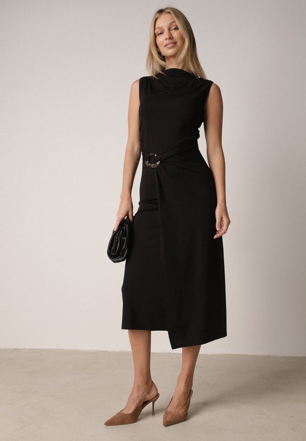 Born2be - Czarna Wizytowa Sukienka Taliowana z Metaliczną Ozdobą Aroos. Okazja: na co dzień. Kolor: czarny. Wzór: aplikacja. Typ sukienki: proste. Styl: wizytowy