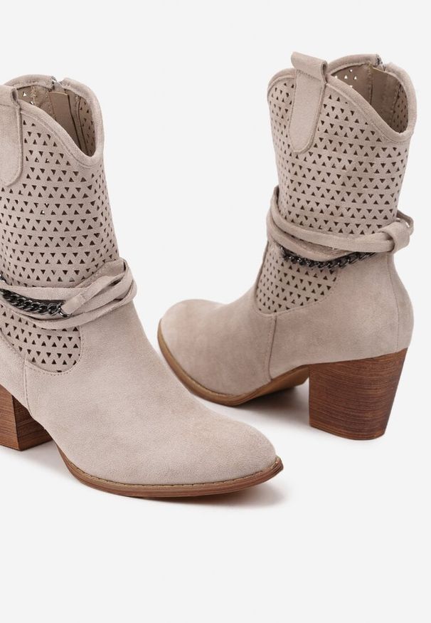 Born2be - Jasnobeżowe Ażurowe Botki Vices na Obcasie Ozdobione Paskami Mirfedi. Zapięcie: pasek. Kolor: beżowy. Materiał: jeans. Wzór: aplikacja, ażurowy. Obcas: na obcasie. Styl: elegancki, wizytowy. Wysokość obcasa: średni