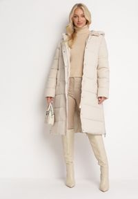 Born2be - Jasnobeżowa Długa Kurtka Płaszcz Zapinana na Suwak i Napy z Kapturem Tasperia. Okazja: do pracy, na co dzień, na spotkanie biznesowe. Typ kołnierza: kaptur. Kolor: beżowy. Materiał: jeans. Długość rękawa: długi rękaw. Długość: długie. Styl: casual, elegancki, biznesowy #5