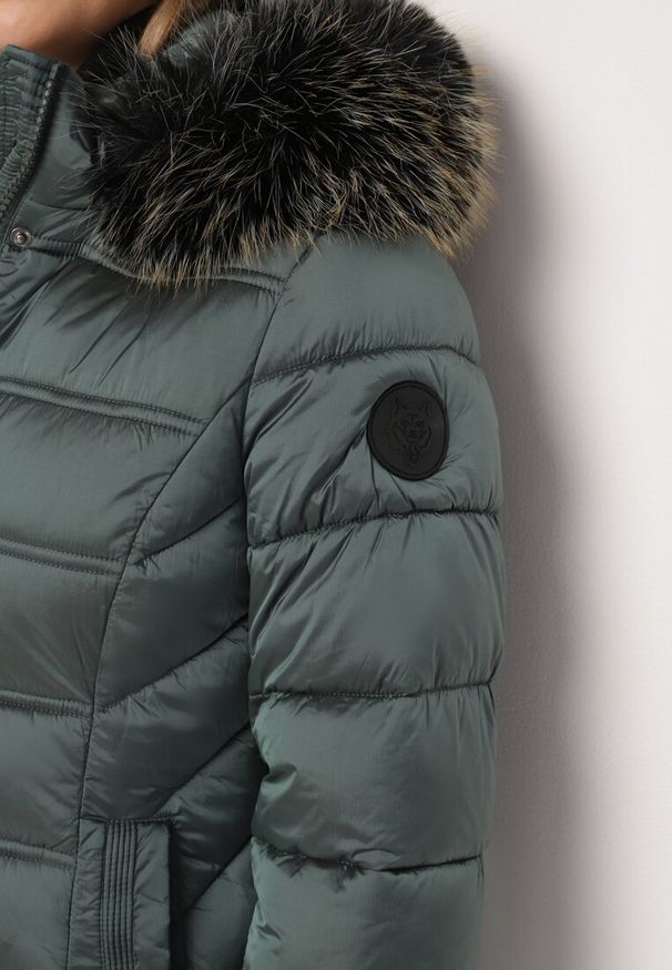 Born2be - Zielona Pikowana Kurtka Zimowa o Długim Kroju z Odpinanym Kapturem z Futrem Mintoria. Okazja: na co dzień. Kolor: zielony. Materiał: futro. Długość: długie. Sezon: zima. Styl: casual, elegancki