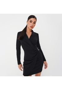 Mohito - Czarna sukienka mini o kroju marynarki - Czarny. Kolor: czarny. Długość: mini #1