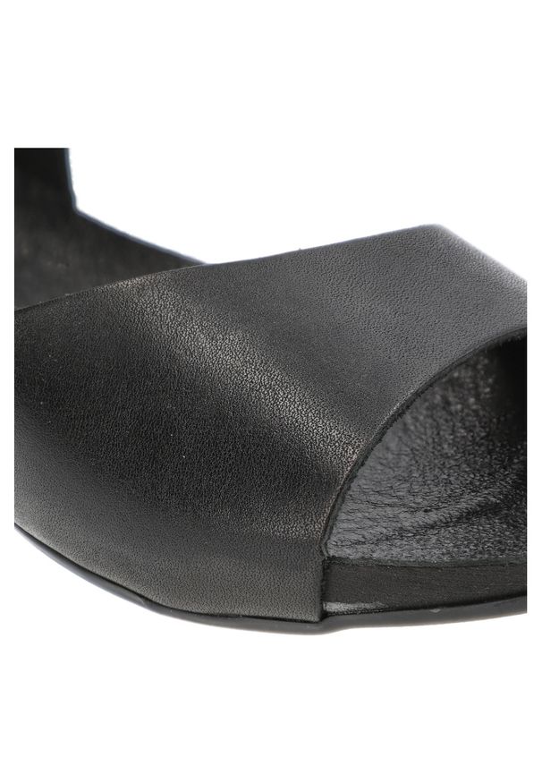 Czarne Sandały Armodo Stylowe Płaskie Obuwie Damskie. Okazja: na spacer. Zapięcie: pasek. Kolor: czarny. Materiał: skóra. Sezon: lato. Obcas: na platformie. Styl: elegancki