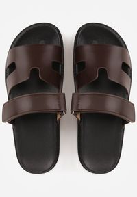 Renee - Ciemnobrązowe Klapki na Platformie z Geometrycznymi Paskami Neorith. Okazja: na co dzień. Kolor: brązowy. Materiał: jeans. Wzór: geometria. Obcas: na platformie. Styl: casual #8