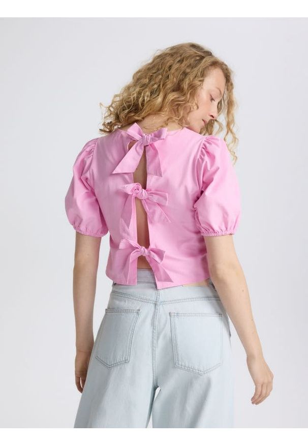 Reserved - Bluzka z wiązaniami na plecach - pastelowy róż. Kolor: różowy. Materiał: tkanina. Wzór: gładki