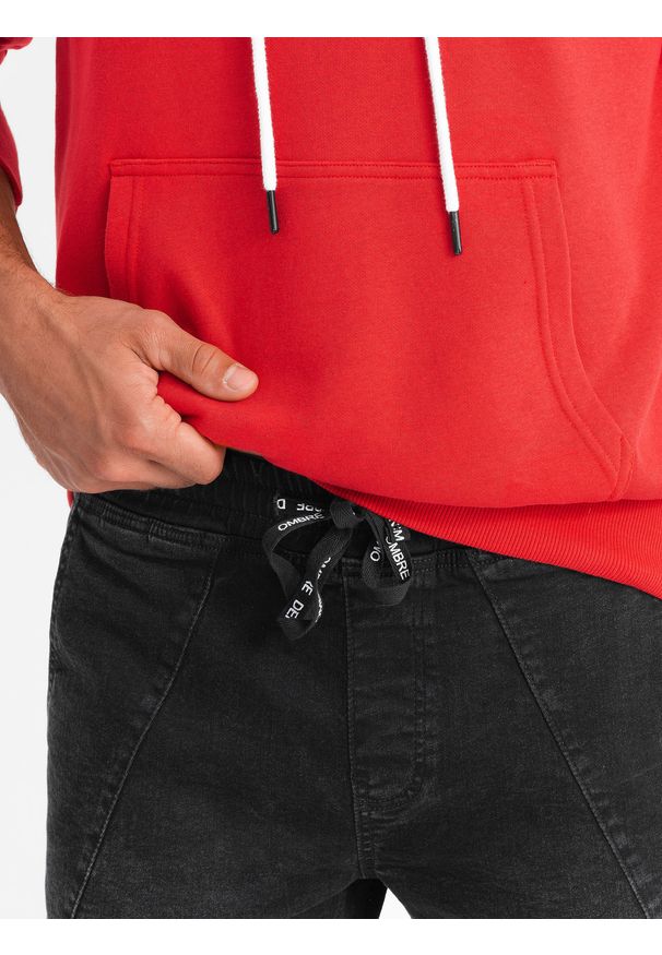 Ombre Clothing - Męskie jeansowe joggery z asymetrycznymi przeszyciami – czarne V3 OM-PADJ-0165 - XXL. Okazja: na co dzień. Kolor: czarny. Materiał: jeans. Wzór: aplikacja. Styl: klasyczny, elegancki, casual