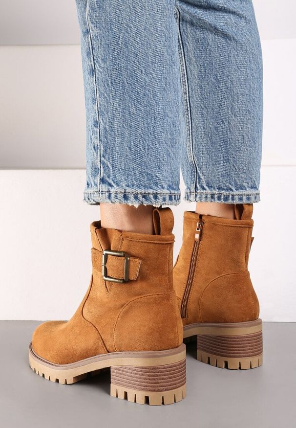 Born2be - Brązowe Klasyczne Botki z Ozdobnym Paskiem Arstema. Zapięcie: pasek. Kolor: brązowy. Materiał: jeans. Wzór: aplikacja. Sezon: jesień, zima. Obcas: na obcasie. Styl: klasyczny. Wysokość obcasa: średni
