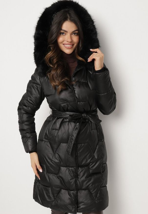 Born2be - Czarna Pikowana Kurtka o Długim Kroju Ozdobiona Paskiem i Odpinanym Futerkiem Milirra. Okazja: na spacer. Kolor: czarny. Materiał: futro. Długość: długie. Wzór: aplikacja. Styl: wizytowy, elegancki