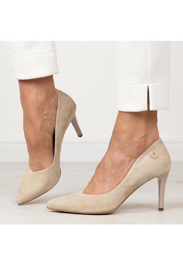 Beżowe Polskie szpilki damskie Prestige 2106a Skóra Zamsz. Okazja: na imprezę, na co dzień, na spotkanie biznesowe, na wesele, na ślub cywilny. Nosek buta: szpiczasty. Kolor: beżowy. Materiał: skóra, zamsz. Szerokość cholewki: normalna. Obcas: na szpilce. Styl: biznesowy, klasyczny, casual, elegancki. Wysokość obcasa: średni