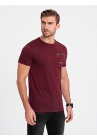 Ombre Clothing - Bawełniany męski t-shirt z nadrukiem na kieszonce – bordowy V2. Okazja: na co dzień. Kolor: czerwony. Materiał: bawełna. Wzór: nadruk. Styl: casual #6
