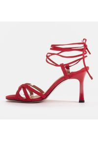Marco Shoes Eleganckie sandały na szpilce z wiązanym rzemykiem czerwone. Kolor: czerwony. Obcas: na szpilce. Styl: elegancki #6