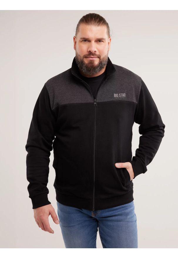 Big-Star - Bluza męska ze stójką czarna Joe 906. Okazja: na uczelnię, do pracy. Typ kołnierza: kołnierzyk stójkowy. Kolor: czarny. Materiał: bawełna, jeans, tkanina. Wzór: melanż, nadruk. Sezon: zima. Styl: klasyczny