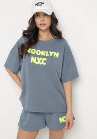 Born2be - Granatowy Komplet Oversize z Wiskozą T-shirt i Szorty z Nadrukiem Liravella. Kolor: niebieski. Materiał: wiskoza. Wzór: nadruk #1