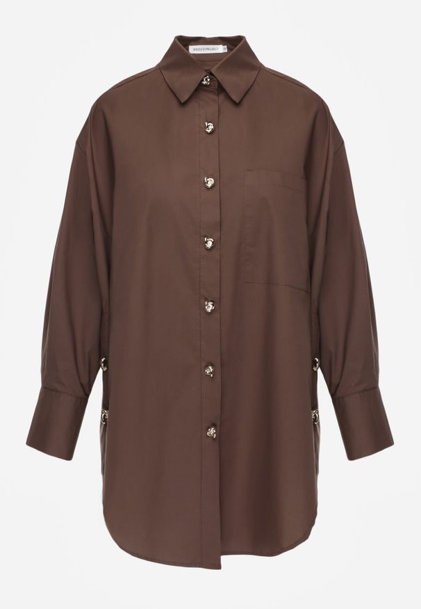 Born2be - Brązowa Bawełniana Koszula Oversize z Biżuteryjnymi Guzikami Adrearina. Okazja: na co dzień. Typ kołnierza: kołnierzyk klasyczny. Kolor: brązowy. Materiał: bawełna. Długość: długie. Wzór: gładki. Styl: casual, klasyczny