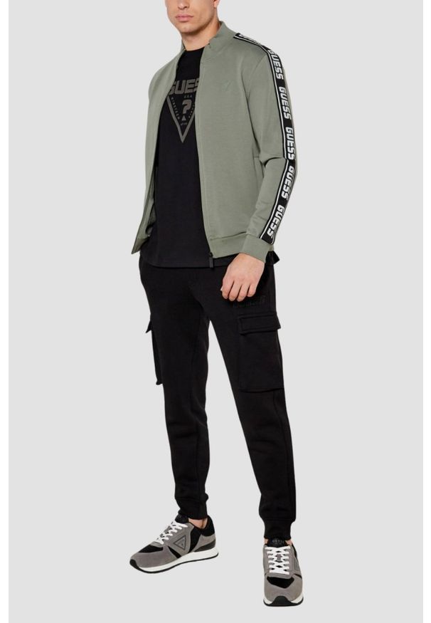 Guess - GUESS Zielona męska bluza z lampasami New Arlo. Kolor: zielony