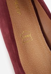 Born2be - Bordowe Czółenka Vices ze Skórzaną Wkładką na Biżuteryjnym Słupku Naivine. Okazja: na co dzień. Kolor: czerwony. Materiał: skóra. Wzór: kwiaty, aplikacja. Obcas: na słupku. Styl: casual, elegancki. Wysokość obcasa: średni #9