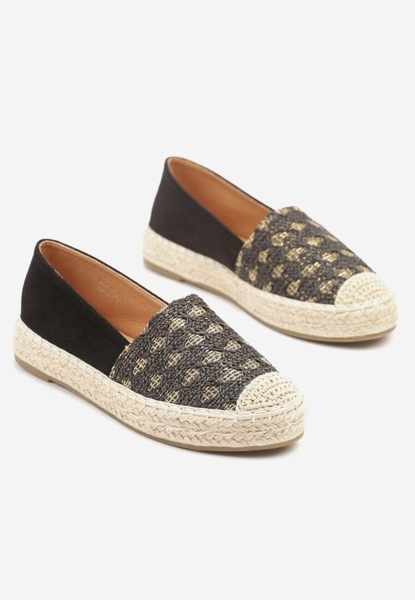 Renee - Czarne Espadryle Ozdobione Plecionką i Geometrycznym Motywem Sdivoria. Kolor: czarny. Materiał: jeans. Wzór: aplikacja, geometria. Sezon: wiosna, lato. Obcas: na obcasie. Styl: elegancki, klasyczny. Wysokość obcasa: niski