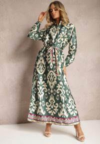 Renee - Zielona Pudełkowa Sukienka Satynowa z Paskiem w Talii w Ornamentalny Print Tarosa. Kolor: zielony. Materiał: satyna. Wzór: nadruk #4