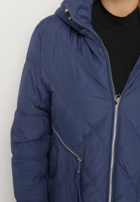 Born2be - Niebieska Pikowana Kurtka z Kapturem i Ozdobnymi Suwakami Carnaye. Okazja: na spacer, na co dzień. Typ kołnierza: kaptur. Kolekcja: plus size. Kolor: niebieski. Materiał: jeans. Styl: elegancki, casual, sportowy #7