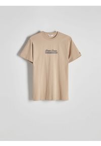 Reserved - T-shirt regular z aplikacją - beżowy. Kolor: beżowy. Materiał: dzianina, bawełna. Wzór: aplikacja