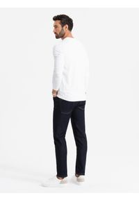 Ombre Clothing - Męski longsleeve SLIM FIT z elastanem i printem – biały V2 - Rozmiar: S. Okazja: na co dzień. Kolor: biały. Materiał: elastan. Długość rękawa: długi rękaw. Wzór: nadruk. Styl: casual #7