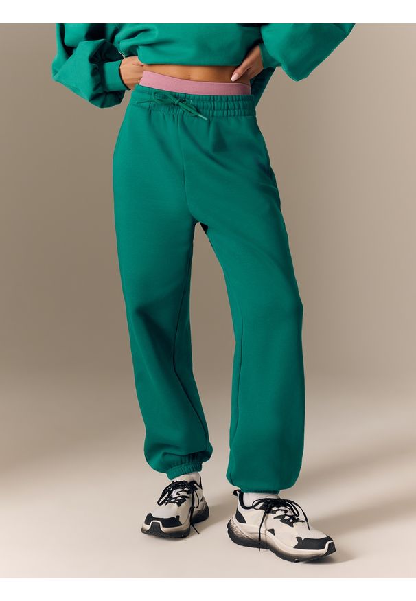 4f - 4F Spodnie dresowe joggery damskie - zielone XS. Stan: podwyższony. Kolor: zielony. Materiał: dresówka