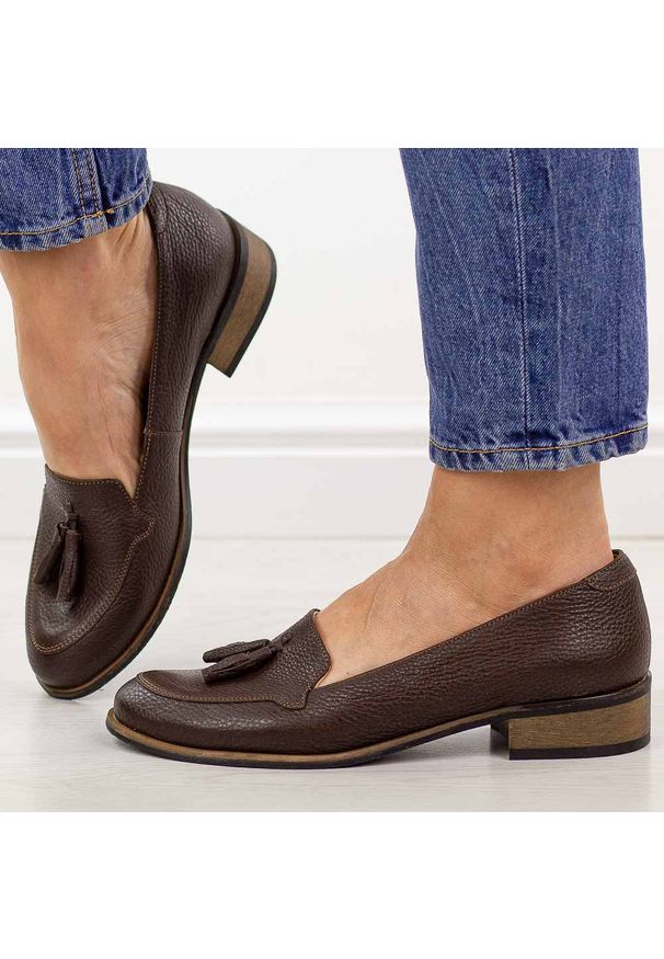 DEONI - Czekoladowe skórzane Polskie mokasyny damskie Deoni D163A. Okazja: na spacer, na co dzień. Nosek buta: okrągły. Zapięcie: bez zapięcia. Kolor: brązowy. Szerokość cholewki: normalna. Wzór: kolorowy. Materiał: skóra. Sezon: wiosna, jesień. Obcas: na obcasie. Styl: casual, elegancki, klasyczny. Wysokość obcasa: niski