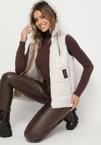 Born2be - Jasnoszara Kamizelka z Pikowanymi Przeszyciami i Kapturem Tulavela. Okazja: na co dzień, na spacer. Kolor: szary. Materiał: jeans. Styl: klasyczny, casual
