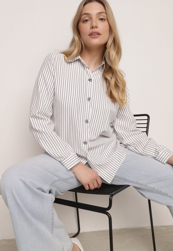 Born2be - Biała Klasyczna Koszula z Bawełną w Paski Zapinana na Ozdobne Guziki Doriareida. Okazja: na co dzień, na spacer. Kolor: biały. Materiał: bawełna. Wzór: paski. Styl: klasyczny