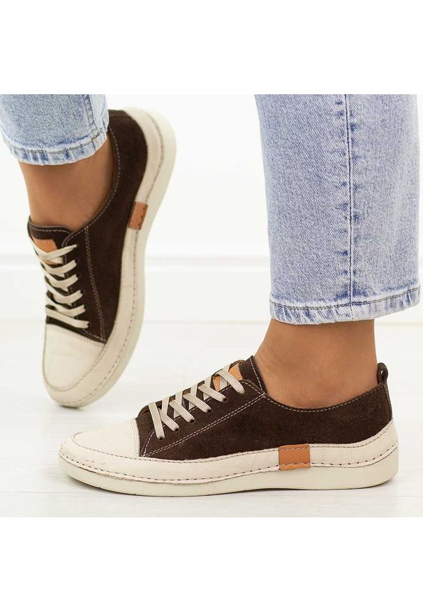 Brązowe nubuk skórzane półbuty damskie T.Sokolski 8260. Okazja: na co dzień. Nosek buta: okrągły. Zapięcie: sznurówki. Kolor: brązowy. Materiał: nubuk, skóra. Szerokość cholewki: normalna. Sezon: jesień, wiosna. Styl: sportowy, klasyczny, casual, elegancki