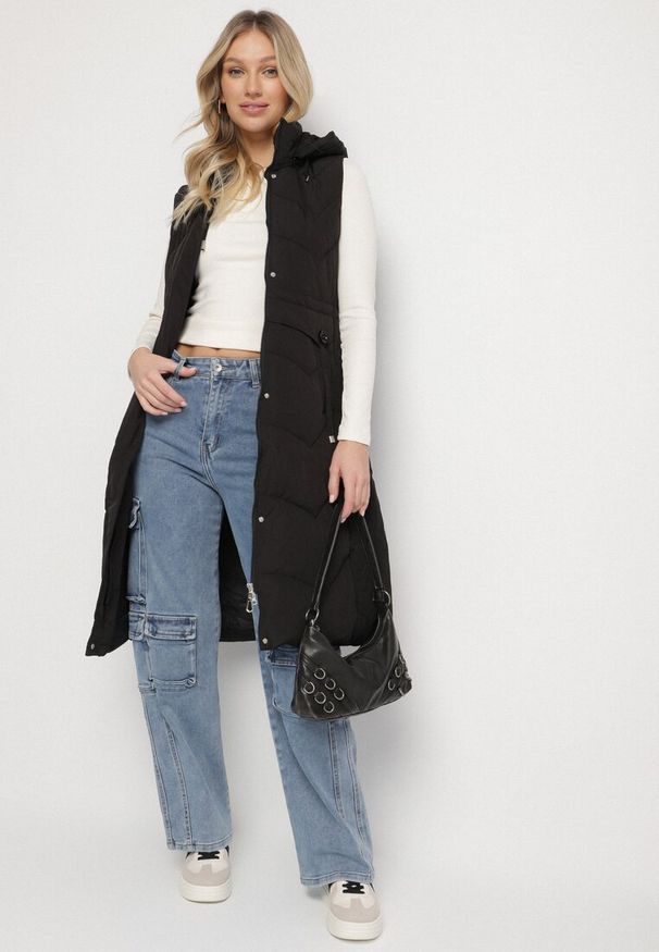 Born2be - Czarna Pikowana Kamizelka z Odpinanym Kapturem Ściągana w Pasie Asintea. Kolor: czarny. Materiał: jeans. Styl: elegancki