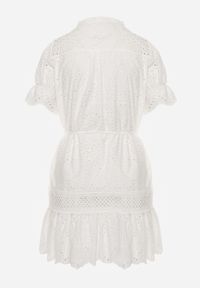 Renee - Biała Sukienka Boho z Bawełny Ozdobiona Ażurowym Wzorem Falbaną i Przewiązana Paskiem Nelah. Okazja: na co dzień, na imprezę. Kolor: biały. Materiał: bawełna. Wzór: ażurowy, aplikacja. Typ sukienki: proste. Styl: boho #2